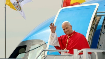 Lío con la bandera del Vaticano: el aeropuerto de Barajas la pone al revés y un detalle no concuerda con la oficial durante la visita del papa León XIV