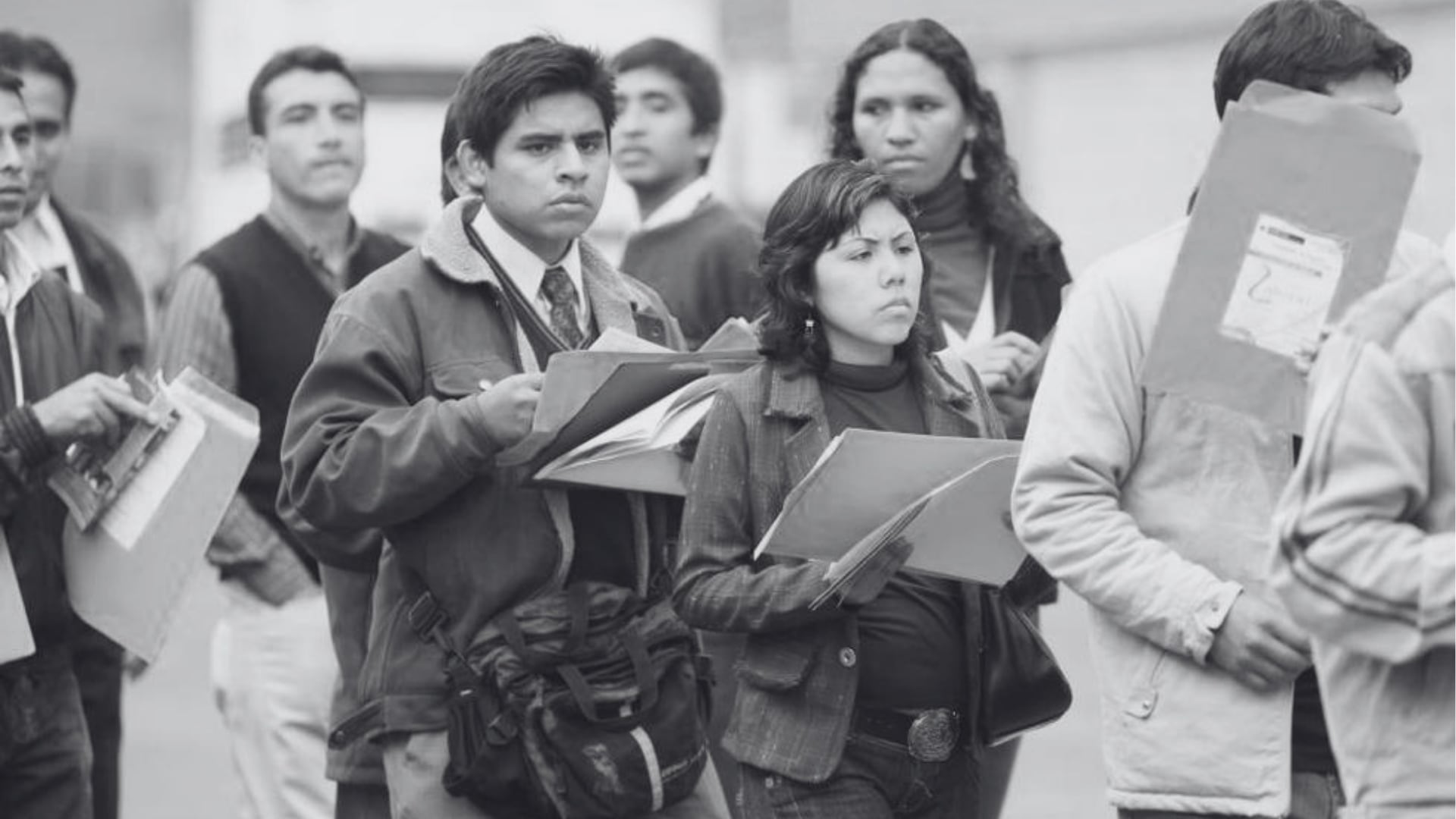 Un grupo de personas hace fila con carpetas en Lima, donde el subempleo creció un 8.5% durante el tercer trimestre según el Instituto Peruano de Economía. (Agencia Andina)
