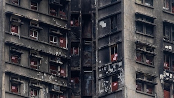 Jefe del Ejecutivo de Hong Kong se disculpa por el incendio en Tai Po y anuncia dimisión de titular de Vivienda