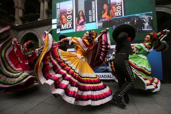 Bailarines tradicionales realizan un espectáculo