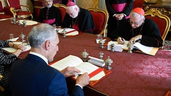 Pietro Parolin y Nasry Asfura acordaron regular la cooperación mutua para robustecer el bien común, la asistencia ciudadana y el respeto absoluto a las libertades de culto en toda la nación centroamericana. (Cortesía: Vatican Media)