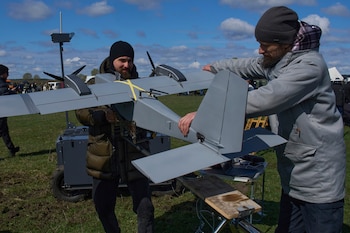 Un fabricante muestra un dron