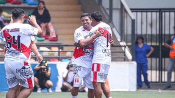 Reimond Manco celebrando una anotación.