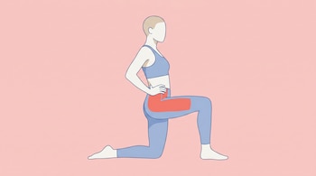 Ilustración plana de una persona realizando un estiramiento de cadera. La rodilla izquierda está en el suelo, el pie derecho adelante y los músculos de la cadera están resaltados en rojo coral.