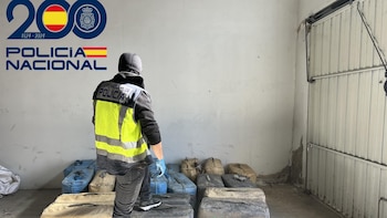 La Policía detiene a dos personas tras incautar casi una tonelada de hachís en Isla Mayor