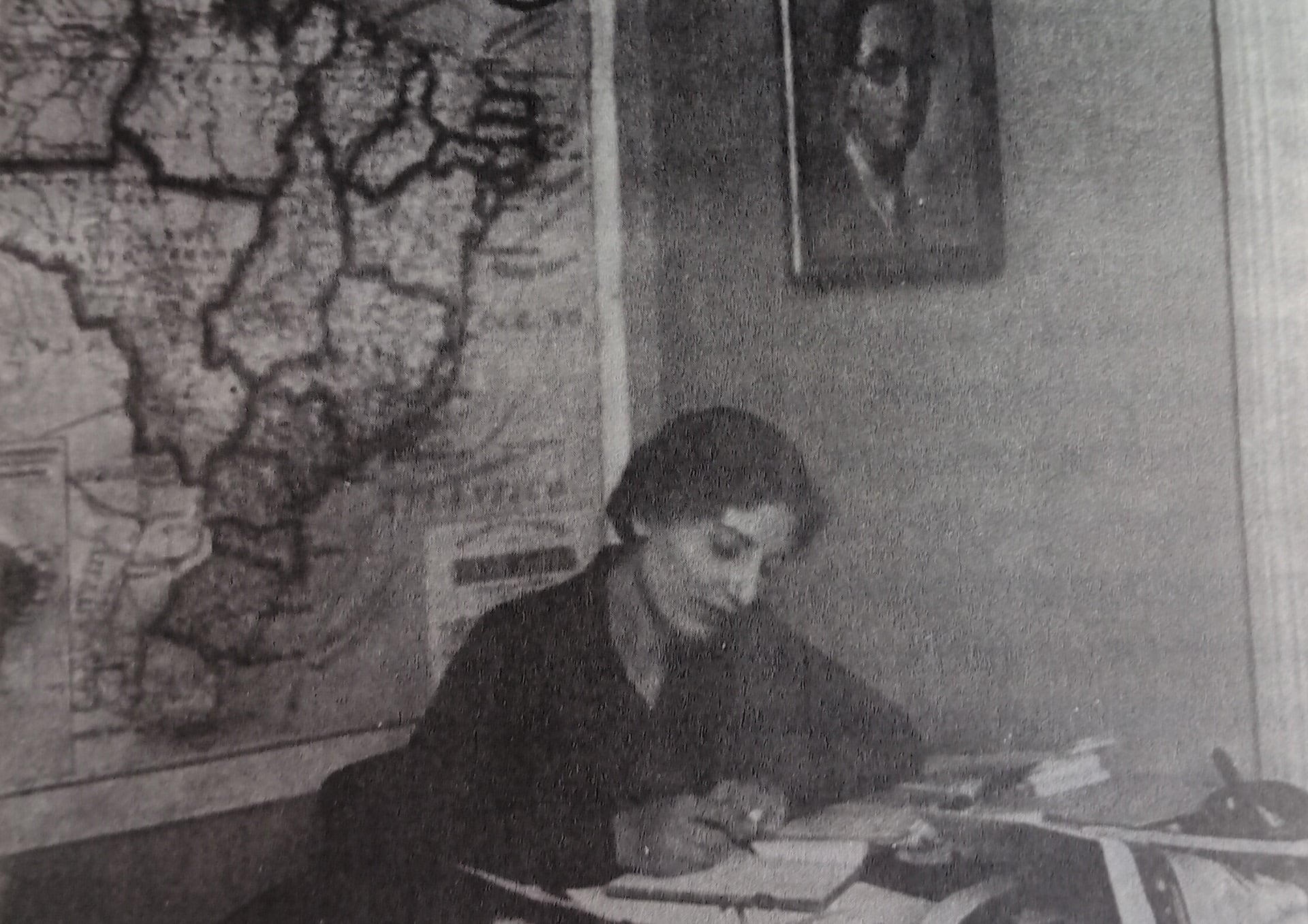 Dina Dreyfus, entonces esposa de Lévi-Strauss, en la oficina donde trabajan juntos, en San Pablo. Su marido, en el cuadro de la pared, retratado por su suegro, Raymond Lévi-Strauss (Crédito: Fondo de Cultura Económica)