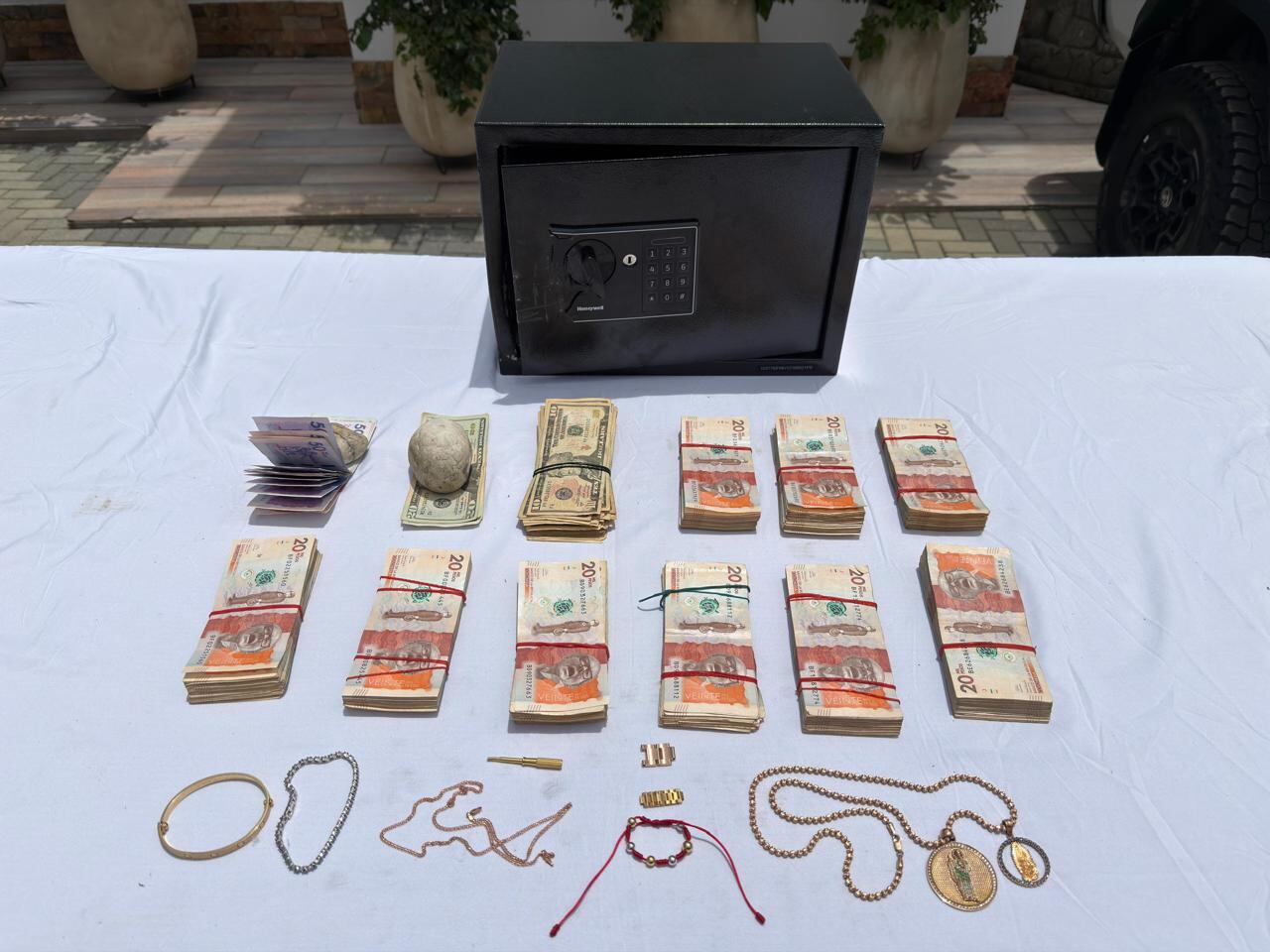 Durante el operativo se incautó dinero en efectivo, joyas, equipos de comunicación sotisficados y armamento - crédito suministrada a Infobae