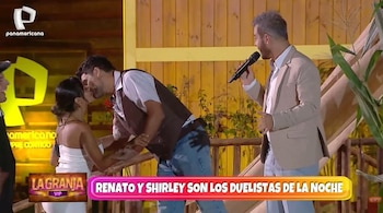 En un set de televisión con fondo de madera, Pablo Heredia, de barba y chaleco, besa a Shirley Arica, quien viste un top blanco. Un presentador con micrófono observa