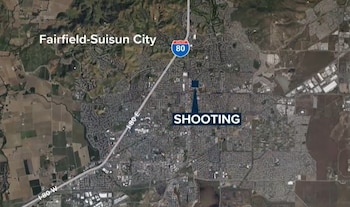 Vista de mapa satelital de Fairfield-Suisun City e Interstate 80, con un marcador azul que señala la ubicación de un "SHOOTING" en la zona urbana