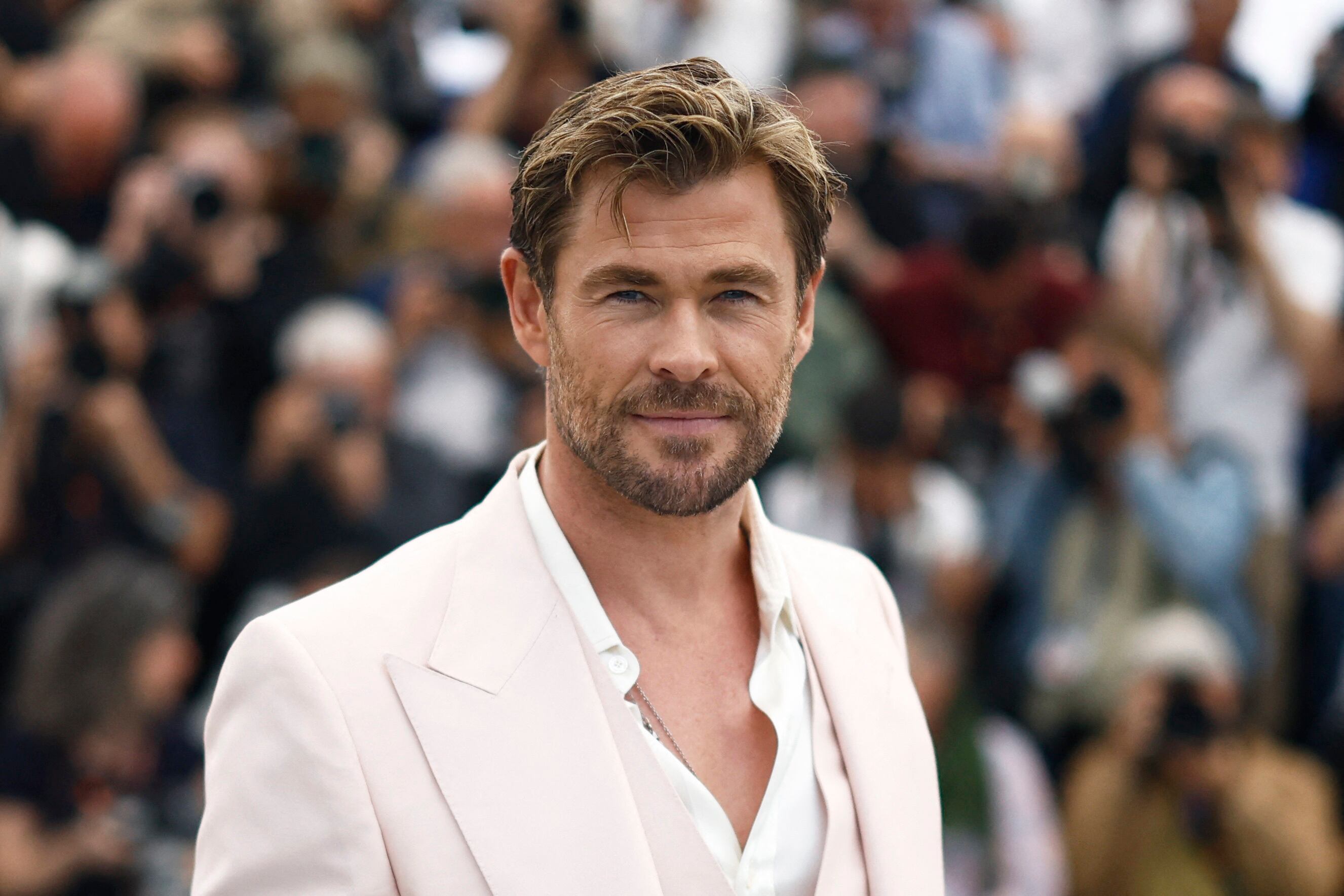 La trama sigue a un comandante naval chantajeado para liderar una misión secreta (REUTERS/Stephane Mahe)