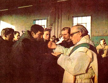 El Padre Fernández le dio