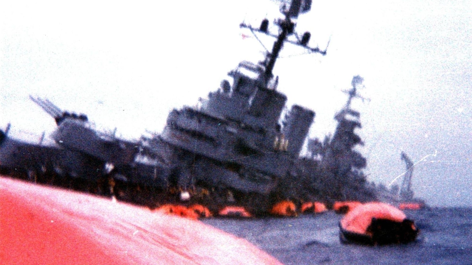 El crucero ARA General Belgrano fue hundido el 2 de mayo de 1982 por el submarino nuclear británico HMS Conqueror durante la Guerra de Malvinas