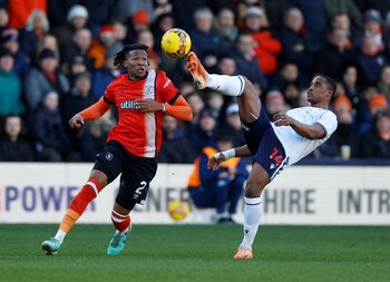 Adeboyejo se retiró antes del partido del Bristol Street Motors Trophy contra Barrow (Reuters/Peter Cziborra)