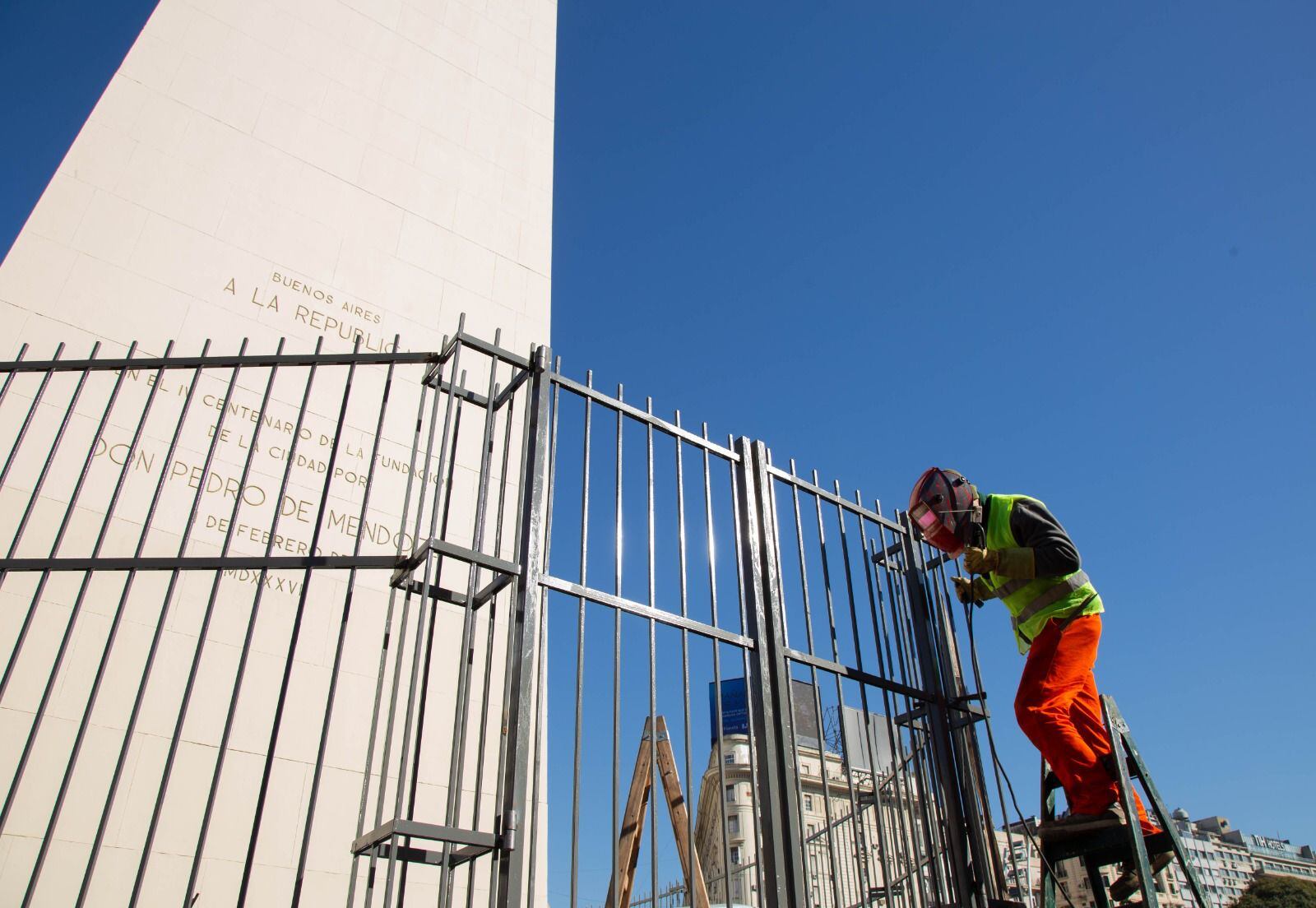 El gobierno de la Ciudad colocó una nueva reja en el Obelisco