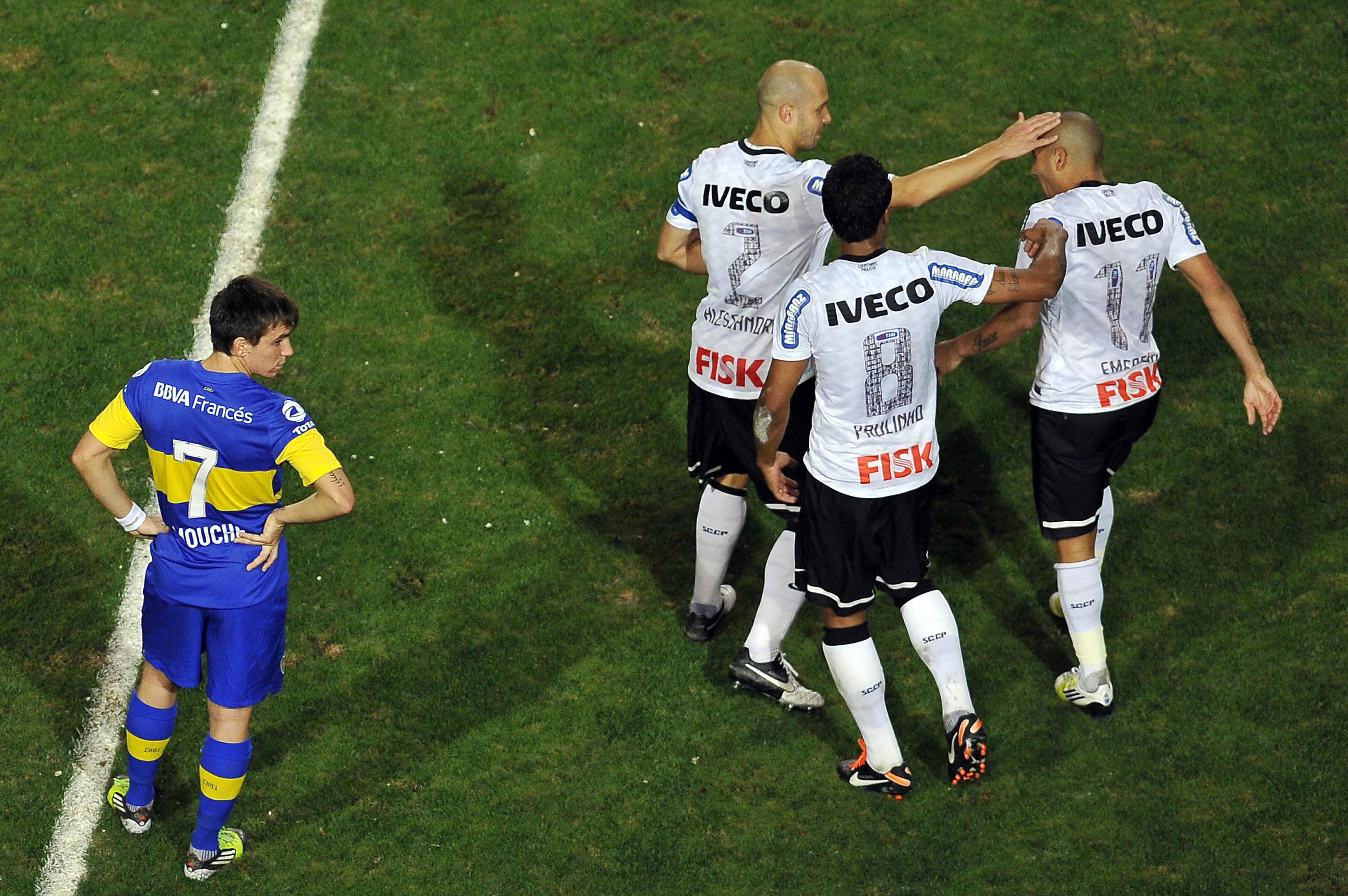 Mouche, testigo del show de Emerson aquella noche, convirtió el tanto para Boca en el encuentro de leyendas (AFP PHOTO / Nelson ALMEIDA)