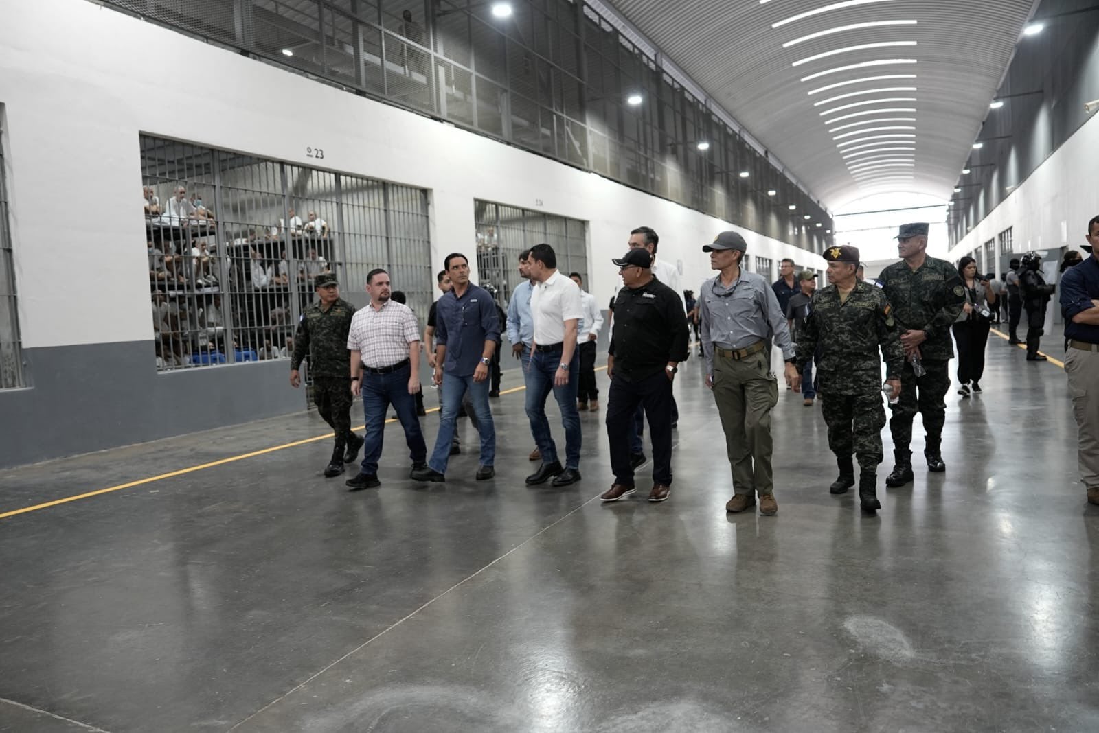 Una comitiva de parlamentarios viajó al país vecino para examinar de cerca las instalaciones del Cecot e impulsar reformas legales que permitan frenar a los grupos criminales en su territorio. (Imagen retomada de Tomás Zambrano)
