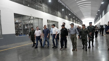 El Congreso de Honduras estudia el modelo carcelario salvadoreño tras una visita al CECOT