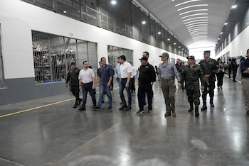 Una comitiva de parlamentarios viajó al país vecino para examinar de cerca las instalaciones del Cecot e impulsar reformas legales que permitan frenar a los grupos criminales en su territorio. (Imagen retomada de Tomás Zambrano)