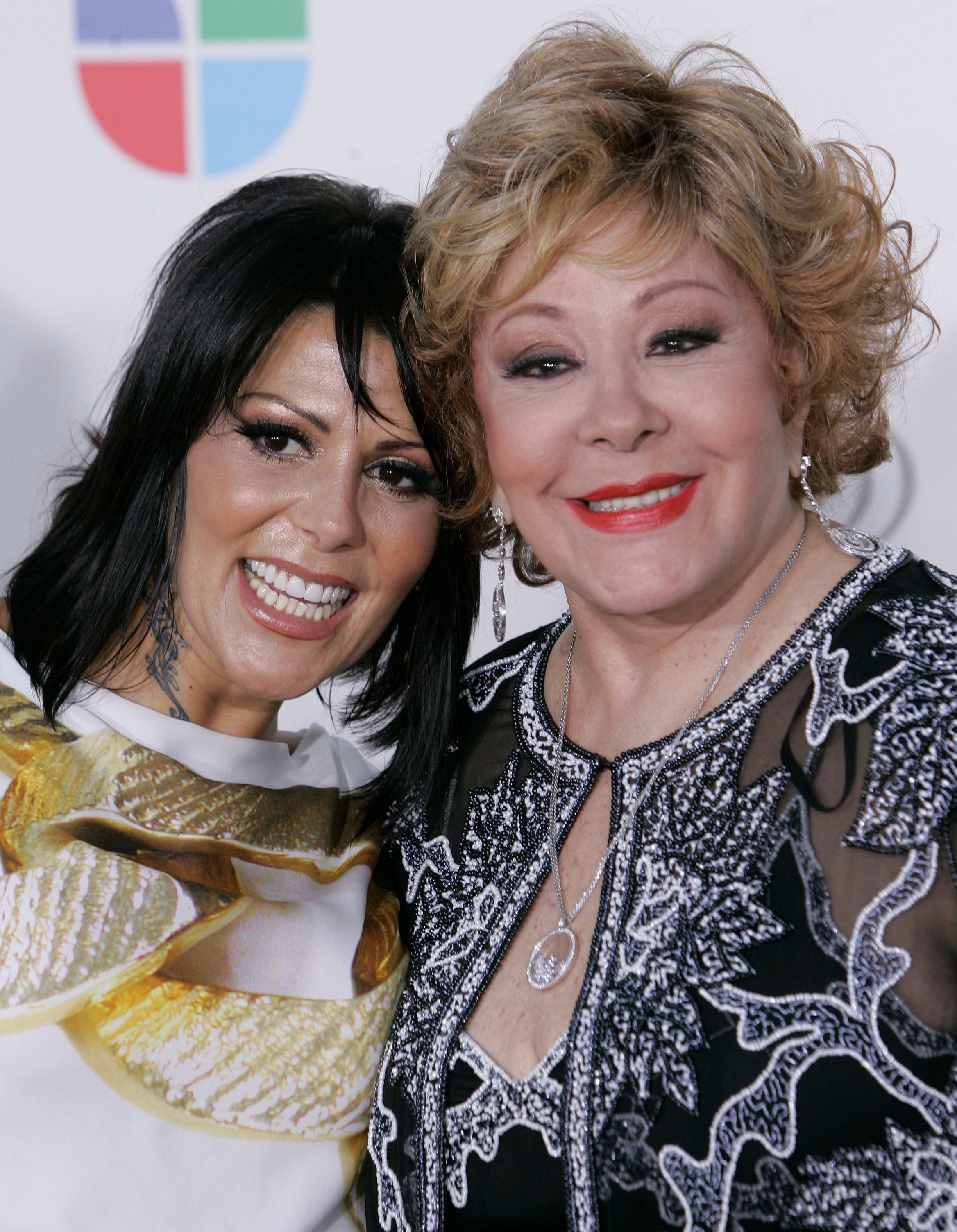ARCHIVO - Alejandra Guzmán, izquierda, ysu madre Silvia Pinal posan en la alfombra roja antes de la entrega del Premio Lo Nuestro el 26 de marzo de 2009 en Coral Gables, Florida. Pinal falleció el 28 de noviembre de 2024. Tenía 93 años. (Foto AP/Wilfredo Lee, archivo)