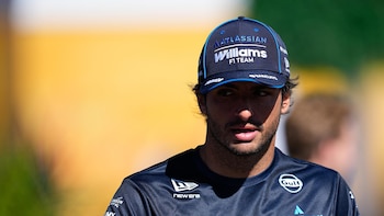 AMP. Russell vuela por la 'pole' y Carlos Sainz saldrá 14º por incumplir la bandera amarilla