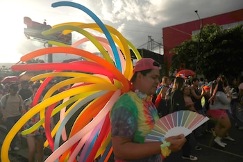 Cientos de salvadoreños exigen respetar derechos de personas LGBTIQ+ en marcha de Orgullo