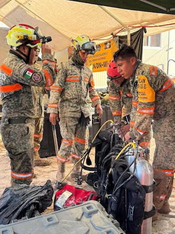 Los buzos especializados del Ejército mexicano están preparados para adentrarse en el río subterráneo que tapó la mina y dejó atrapados a tres trabajadores: Foto: Ejército mexicano