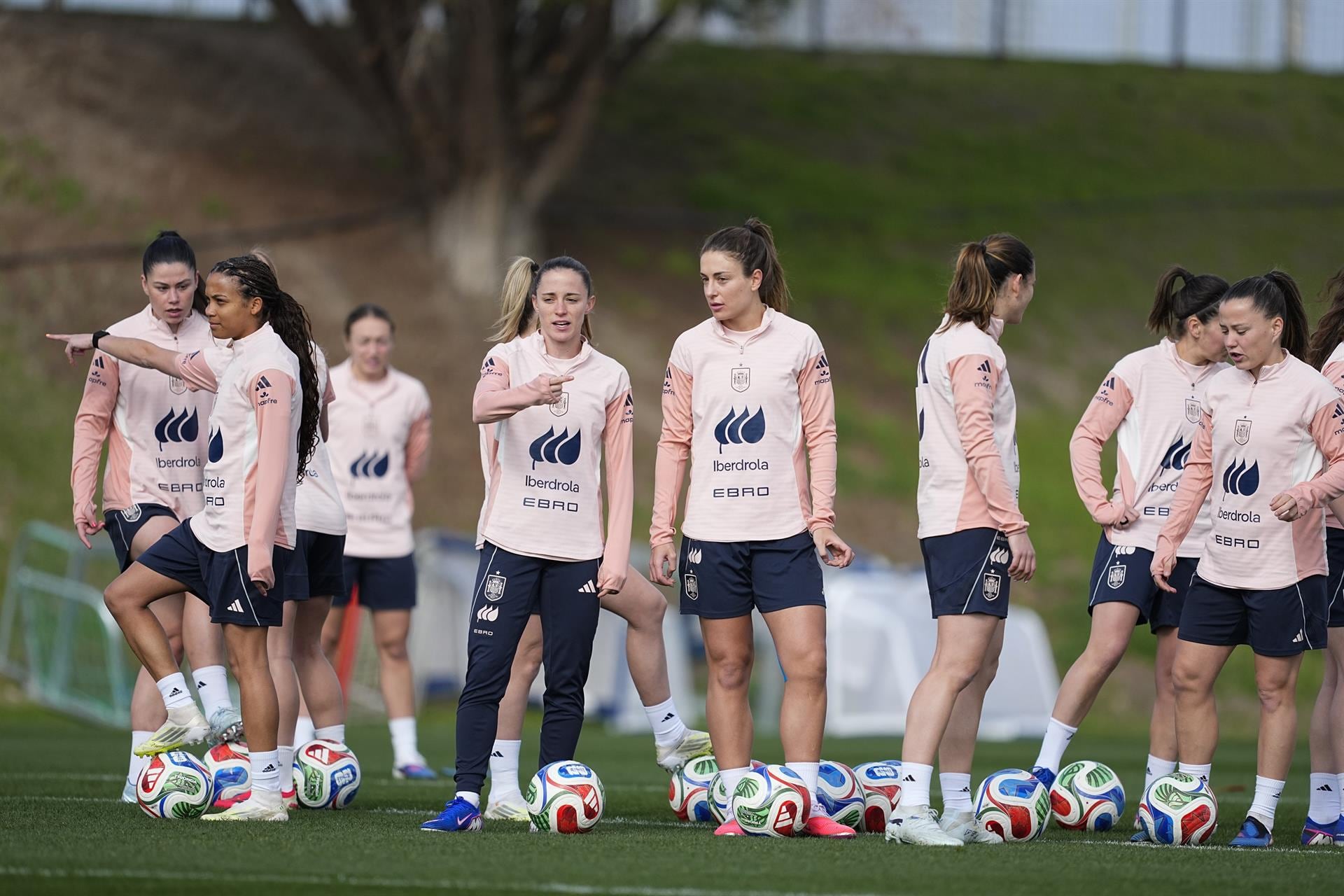 La selección femenina de fútbol entrenará a puerta abierta el martes 6 en Las Rozas