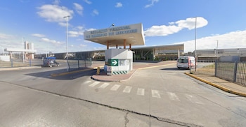 La víctima fatal, oriunda de General Roca, habría abordado el bus en Río Cuarto, Córdoba, acompañada por su hija y con destino a Neuquén