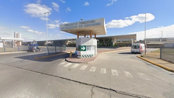 Una mujer se descompensó luego de bajar de un colectivo de larga distancia y murió en la terminal de Neuquén