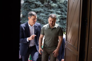Volodimir Zelensky escolta al presidente