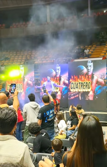 Organizaciones feministas pidieron cancelar la participación del luchador por el caso de Stephanie Vaquer, aunque finalmente subió al cuadrilátero en la lucha estelar.
