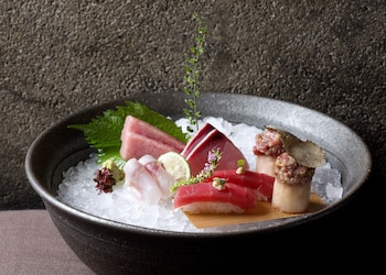 Piezas de sushi del restaurante