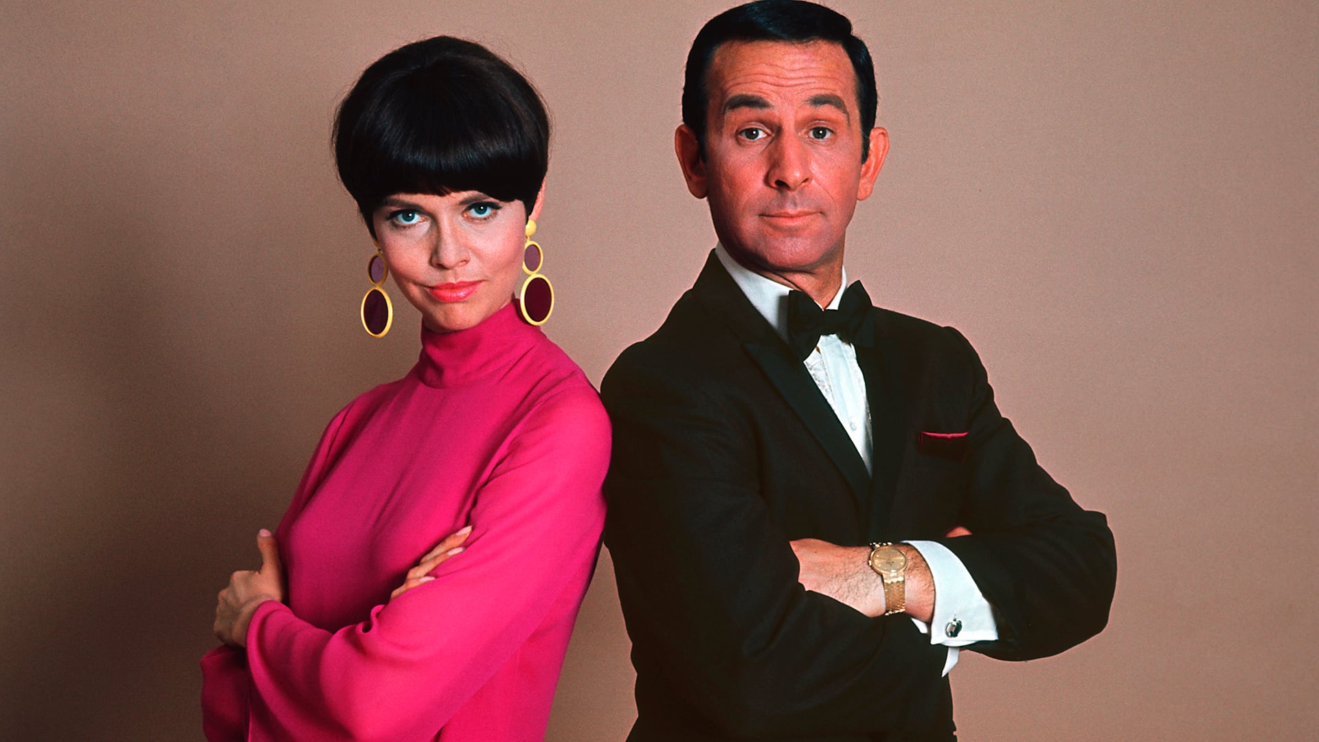 Barbara Feldon, la 99 y Don Adams, el 86. En una foto del año 1965