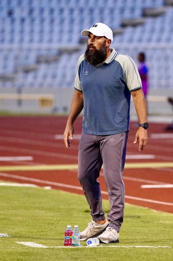 El técnico Eric Acuña alcanzó 100 partidos al frente de selecciones femeninas salvadoreñas, logrando 73 victoria. (Cortesía: La Selecta)