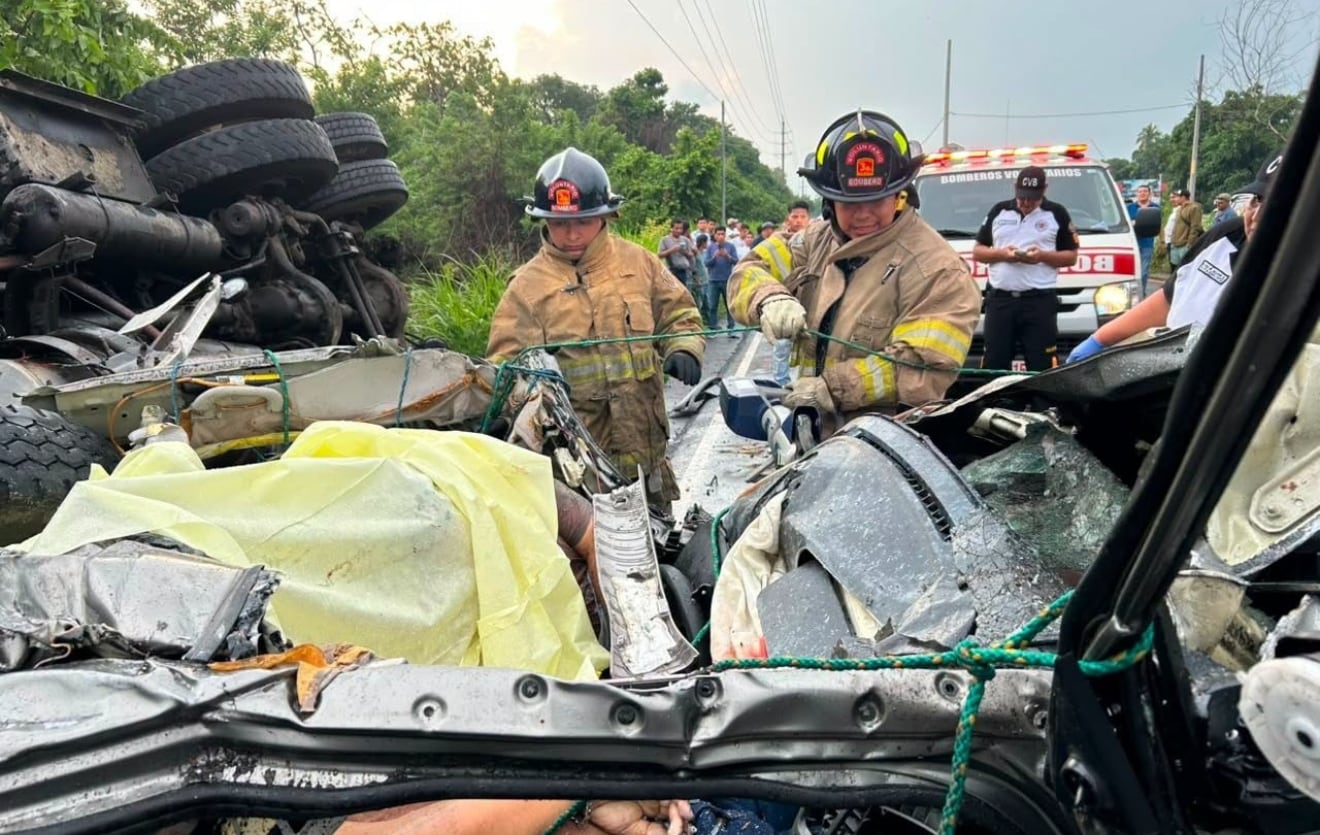 La familia de San Miguel Petapa viajaba desde la comunidad Las Cruces cuando ocurrió el choque, y Francisca Rosales dejó un mensaje de voz a su hermano antes del regreso. (Bomberos Voluntarios de Guatemala)