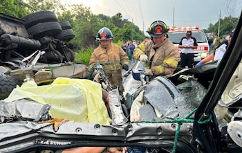 La PNC, el Ministerio Público y Provial investigan el accidente en Guatemala, mientras las primeras indagaciones señalan que el conductor del camión de volteo huyó del lugar.