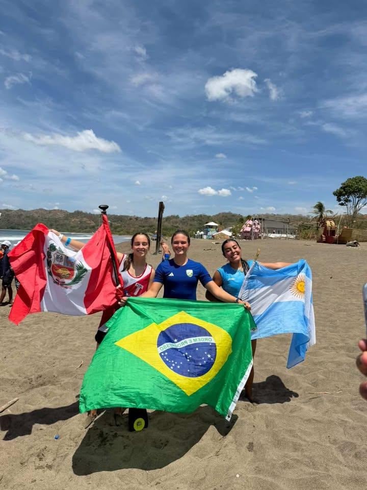 Emilia Ezcurra ganó la medalla de bronce en SUP Race femenino (Surf) de los Juegos Suramericanos de la Juventud 2026. - créditos: IPD