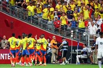 La selección Colombia celebra uno de los cinco goles contra la selección Colombia - crédito Mark J. Rebilas-USA TODAY Sports