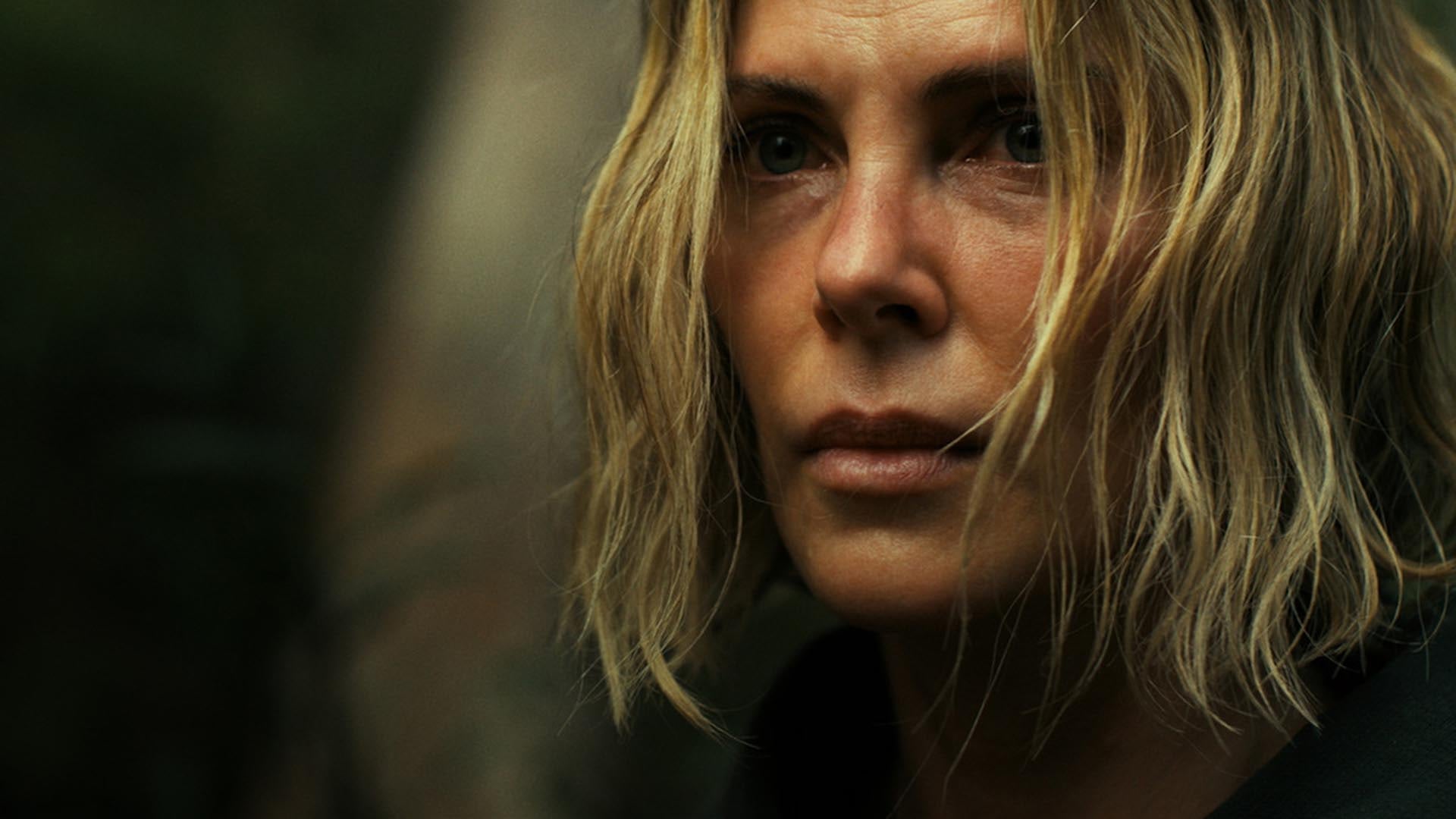 En Apex, Charlize Theron realizó personalmente las arriesgadas secuencias de escalada, incluyendo un ascenso de 18 metros sin colchonetas para lograr mayor realismo (Netflix)