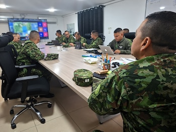 La División de Aviación Asalto Aéreo realizó la extracción de los militares en una zona de difícil acceso en Inzá, Cauca. - crédito @COMANDANTE_FFMM/X