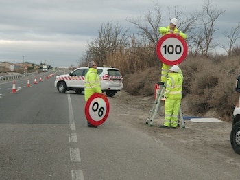 Cambio de señales de la velocidad de 100 a 90 km/h en carreteras convencionales (Europa Press)