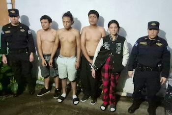 La segunda célula desarticulada estaba en posesión de paquetes de marihuana y metanfetamina enterrados en el patio.(Cortesía: PNC de El Salvador)