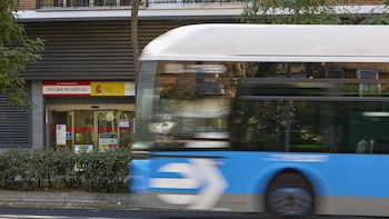 El paro cae en 62.668 personas en abril y baja de los 2,4 millones por primera vez desde junio de 2008