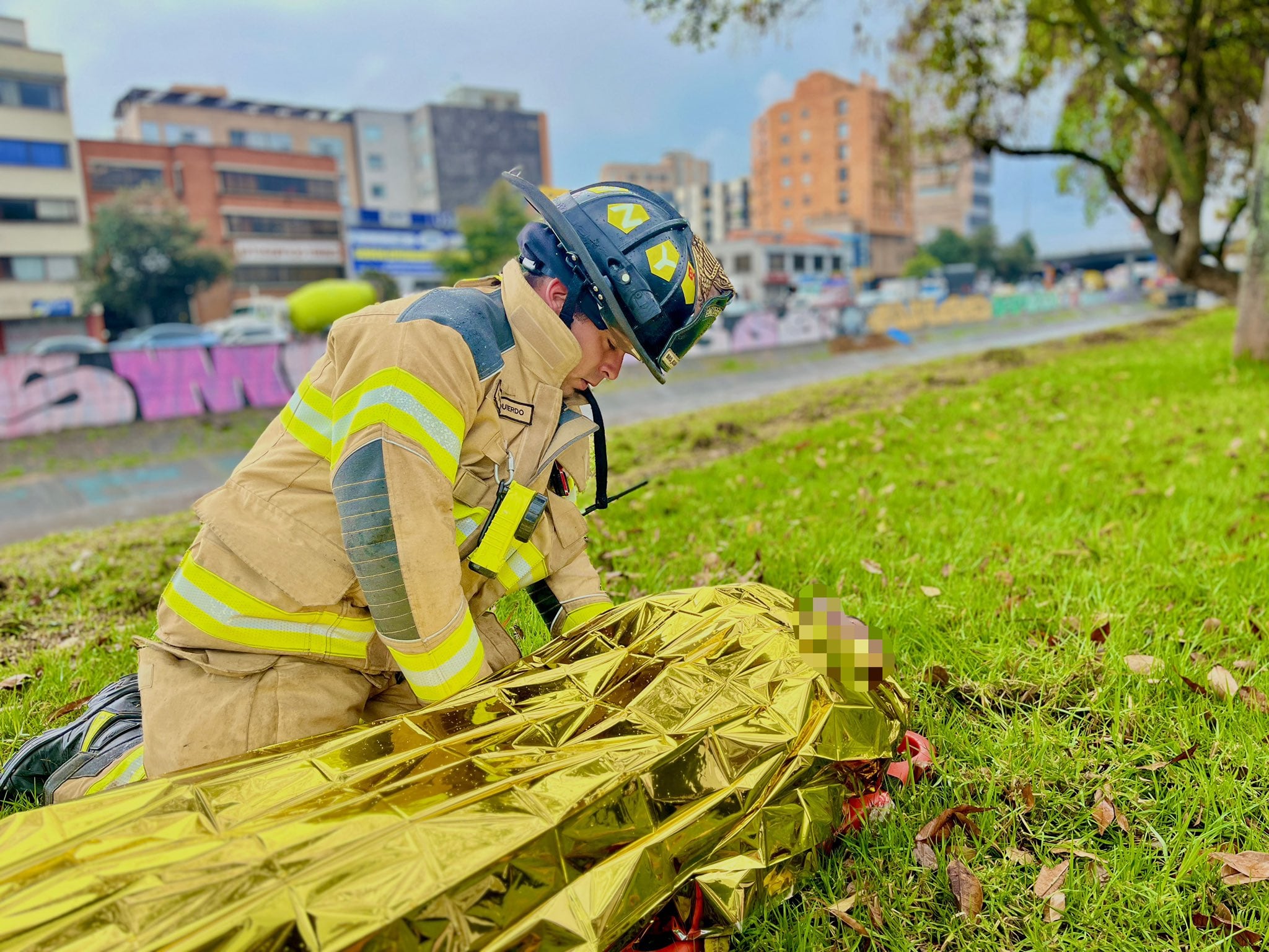 Los ciudadanos fueron envueltos con mantas térmicas especializadas ante las temperaturas frías - crédito @BomberosBogota / X