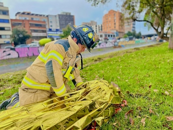 Los ciudadanos fueron envueltos con mantas térmicas especializadas ante las temperaturas frías - crédito @BomberosBogota / X