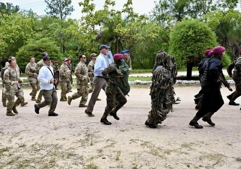 La delegación estadounidense recorrió las instalaciones de la Brigada de Fuerzas Especiales Kaibil en la localidad de Poptún. (Embajada de EE.UU. en Guatemala)