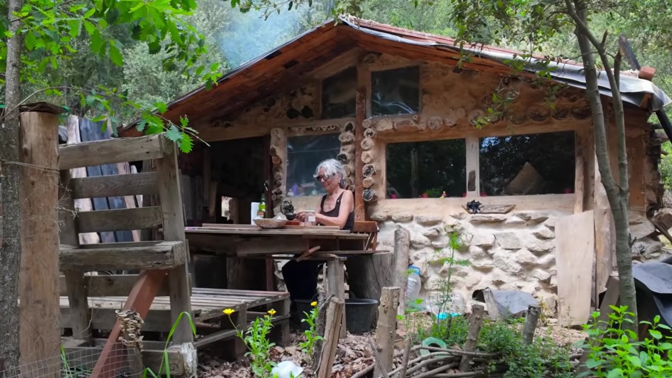 La mujer de 71 años vive en medio de la nada. (YouTube @DavidRevueltaTV)