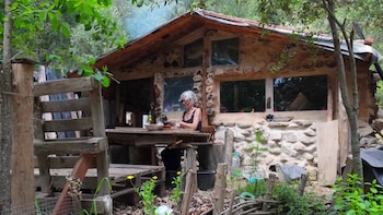 La mujer de 71 años que vive sola en las montañas de Girona para no pagar el alquiler: “Ya llevo tres desahucios y mi pensión de 800 euros va toda para la comida ”