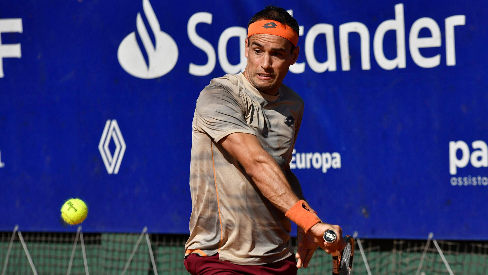 Sobre las canchas del Club Náutico, el argentino Nicolás Kicker se clasificó para los cuartos de final del M25 de Mr del Plata (@marinadevo)