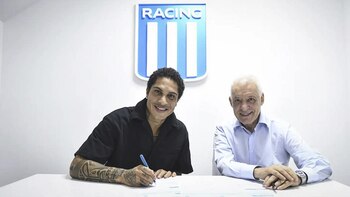 Paolo Guerrero posa junto al